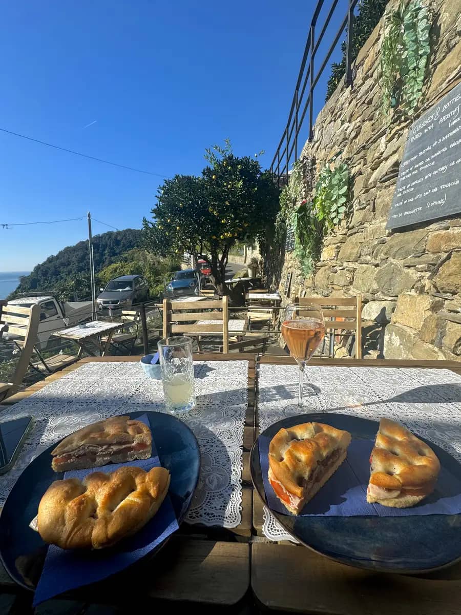 terra rosso winebar corniglia focaccia cinque terre italy