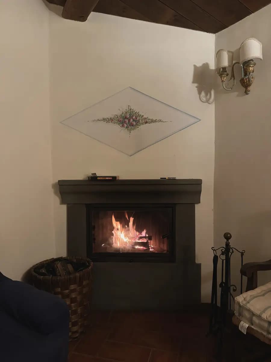 la luna nel pozzo castiglion fibocchi apartment fireplace tuscany italy