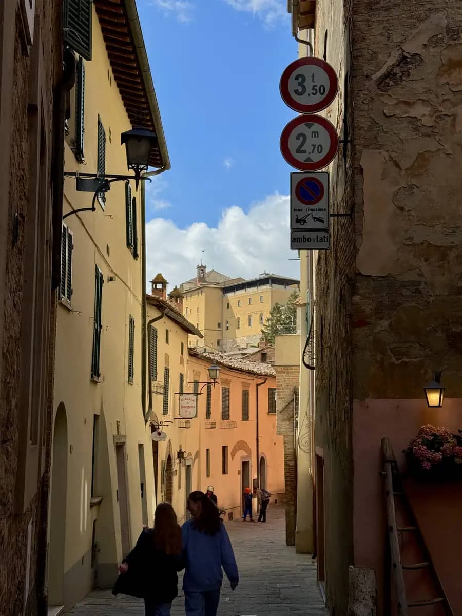 montepulciano medieval colourful streets tuscany