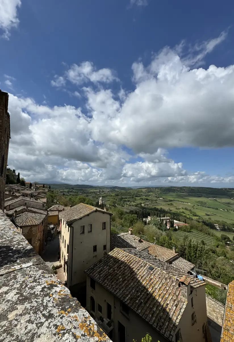 montepulciano tuscan hills 